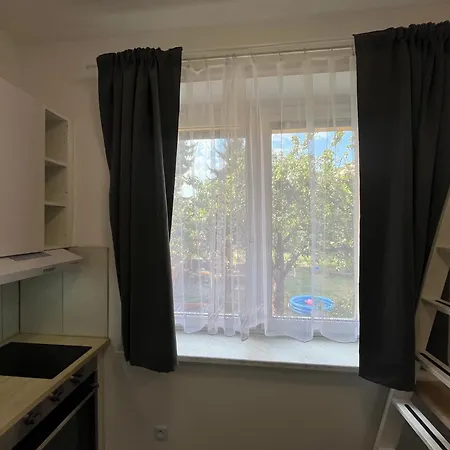 Utulna Garsonka S Vyhledem Do Zahrady Apartamento Hradec Králové